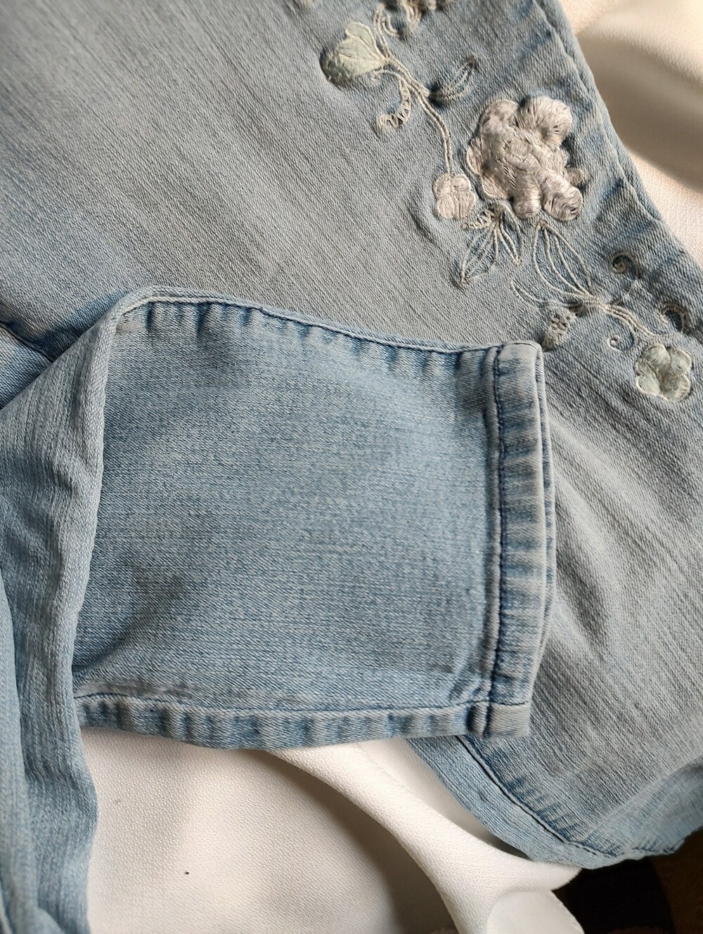 EUC D.Jeans Embroidered Jeans - Picture 4 of 11